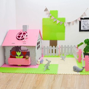 Pinkes smalla Kinder Spielhaus aus Filz mit Zubehör und Zaun im Kinderzimmer.