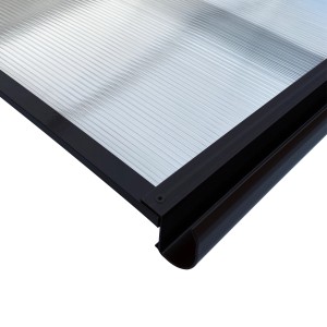 Detailansicht: STARKEDACH Vordach mit Aluminiumrahmen und Polycarbonatbeschichtung.