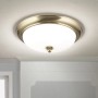 Messingfarbene Deckenleuchte Empira, Ø 35cm, mit mattiertem Glas für angenehmes Licht.