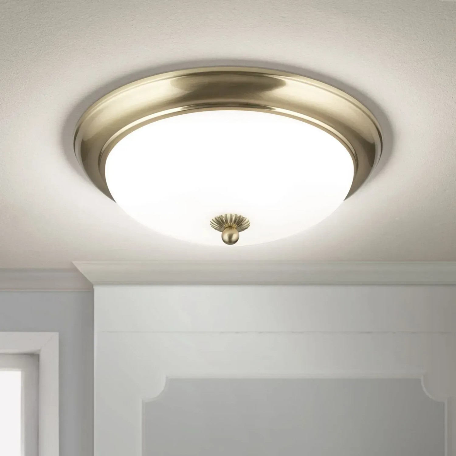 Messingfarbene Deckenleuchte Empira, Ø 35cm, mit mattiertem Glas für angenehmes Licht.
