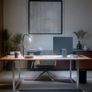 Philips Hue E14 Kerzenform Leuchtmittel in moderner Schreibtischlampe auf Bürotisch. Smartes, farbiges LED-Licht, 500 lm.