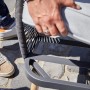 Detailaufnahme Lounge-Sessel Edna mit anthrazitfarbener Seilbespannung und beiger Auflage.
