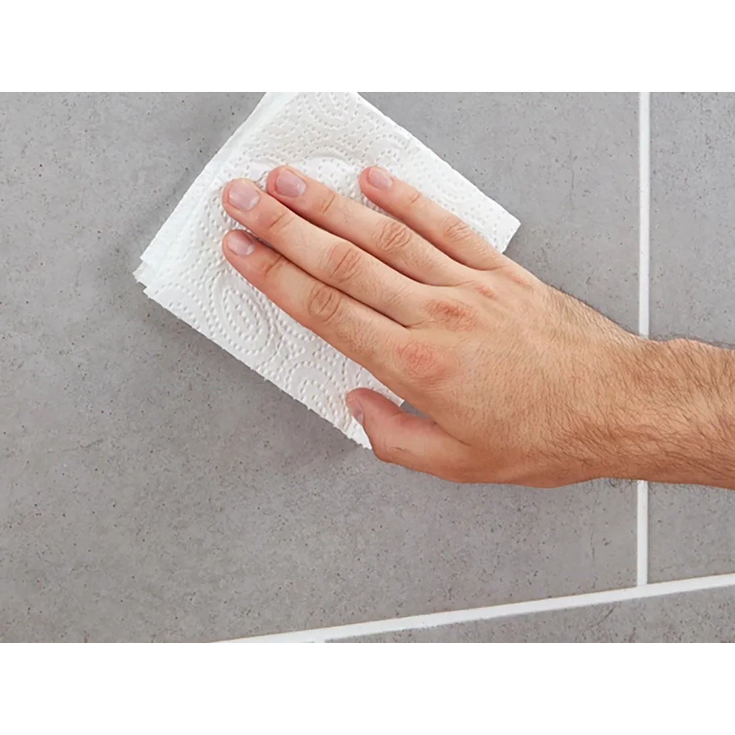 Hand reinigt graue Fliese mit fischer Klebepads Vakuum Pad. Vielseitig einsetzbar.