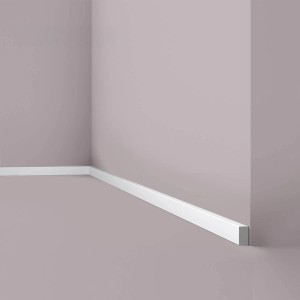 Weiße NOEL & MARQUET Sockelleiste (2m) WALLSTYL FL15 als Zierleiste an Wand.