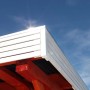 Detailansicht: Skan Holz Carport Spessart mit Abstellraum, schiefergraue Leimholz-Konstruktion.