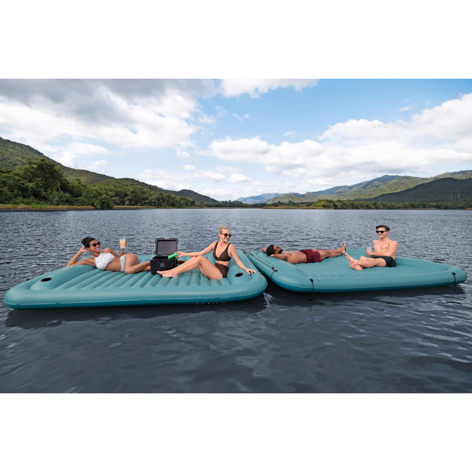 Bestway Hydro Force Floating Platform Sun Soaker: Zwei verbundene, türkisblaue Wasserplattformen mit Personen auf einem See.
