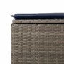 Detailaufnahme: Grauer Rattan Hocker mit blauem Kissen, Teil der vidaXL Garten-Sofagarnitur.