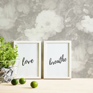 Bricoflor Vlies Blumentapete Grau mit floralem Muster, kombiniert mit Deko-Elementen.