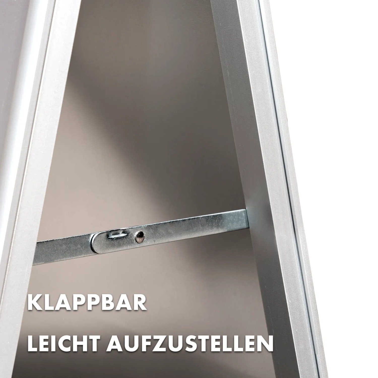 Detailansicht des klappbaren KARAT Kundenstopper A1 aus Aluminium mit Metall-Klapptraversen.
