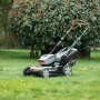 Yard Force 60V Akku-Rasenmäher LM M46B Set mit Akku und Ladegerät auf Rasen.