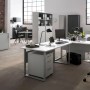 Büro mit hellem Schildmeyer Schreibtisch Serie 1500, Aktenschränken und Bürostuhl.