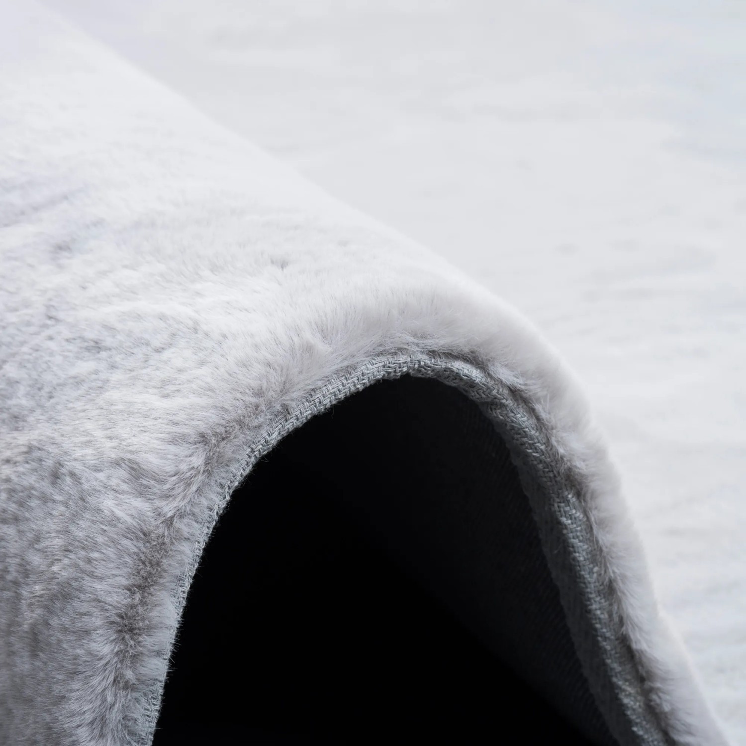 Detailaufnahme: Hellgrauer Pergamon Luxus Fellteppich (180x250cm) mit weichem Flor.