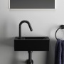 Schwarzer Ideal Standard Designsiphon G 1 1/4 unter einem Waschbecken.