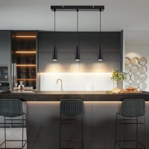 Schwarze Metall-Pendelleuchte mit 3 zylindrischen Lampen über einer modernen Kücheninsel. Industrial-Design Leuchte.