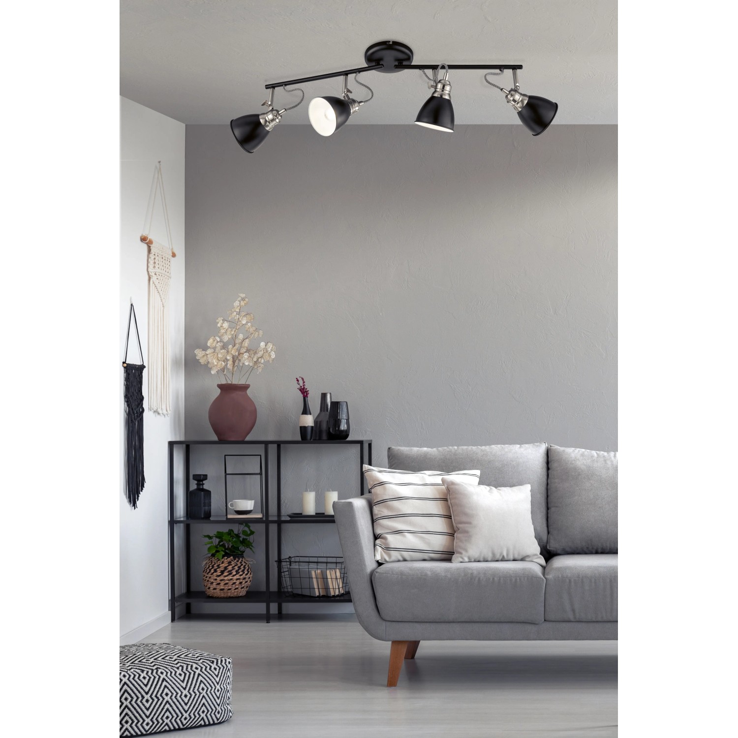 Schwarze, 4-flammige Fischer & Honsel Deckenleuchte Wales im Retro-Design, montiert an einer Zimmerdecke.