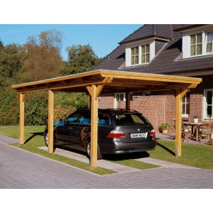 Skan Holz Einzelcarport Emsland mit Auto. Flachdach-Carport aus Holz mit Aluminiumdach und sechs Pfosten.