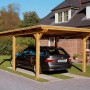 Skan Holz Einzelcarport Emsland mit Auto. Flachdach-Carport aus Holz mit Aluminiumdach und sechs Pfosten.