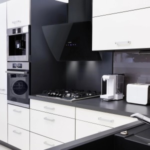 Schwarze Klarstein Annabelle 60 Dunstabzugshaube aus Glas in moderner Küche.
