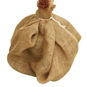 Detailaufnahme des Ständers der künstlichen Palme mit Leinengewebe umwickelt.