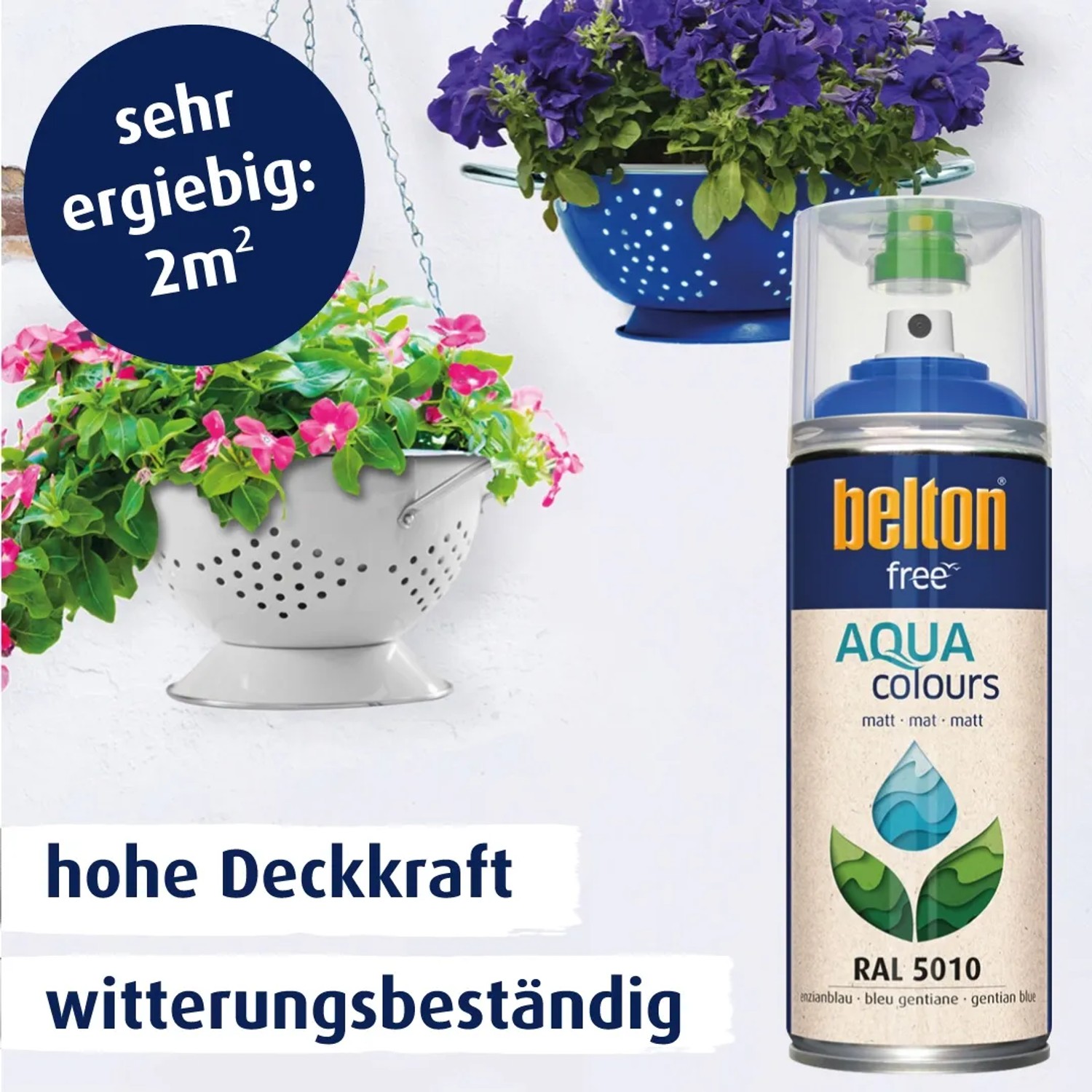 Belton Free AQUA Buntlack Spray RAL 5010 Enzianblau matt, mit Blumenampeln im Hintergrund.