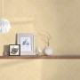 Barock Tapete in Creme-Gold mit dezent schimmernden Ornamenten an einer Wand.