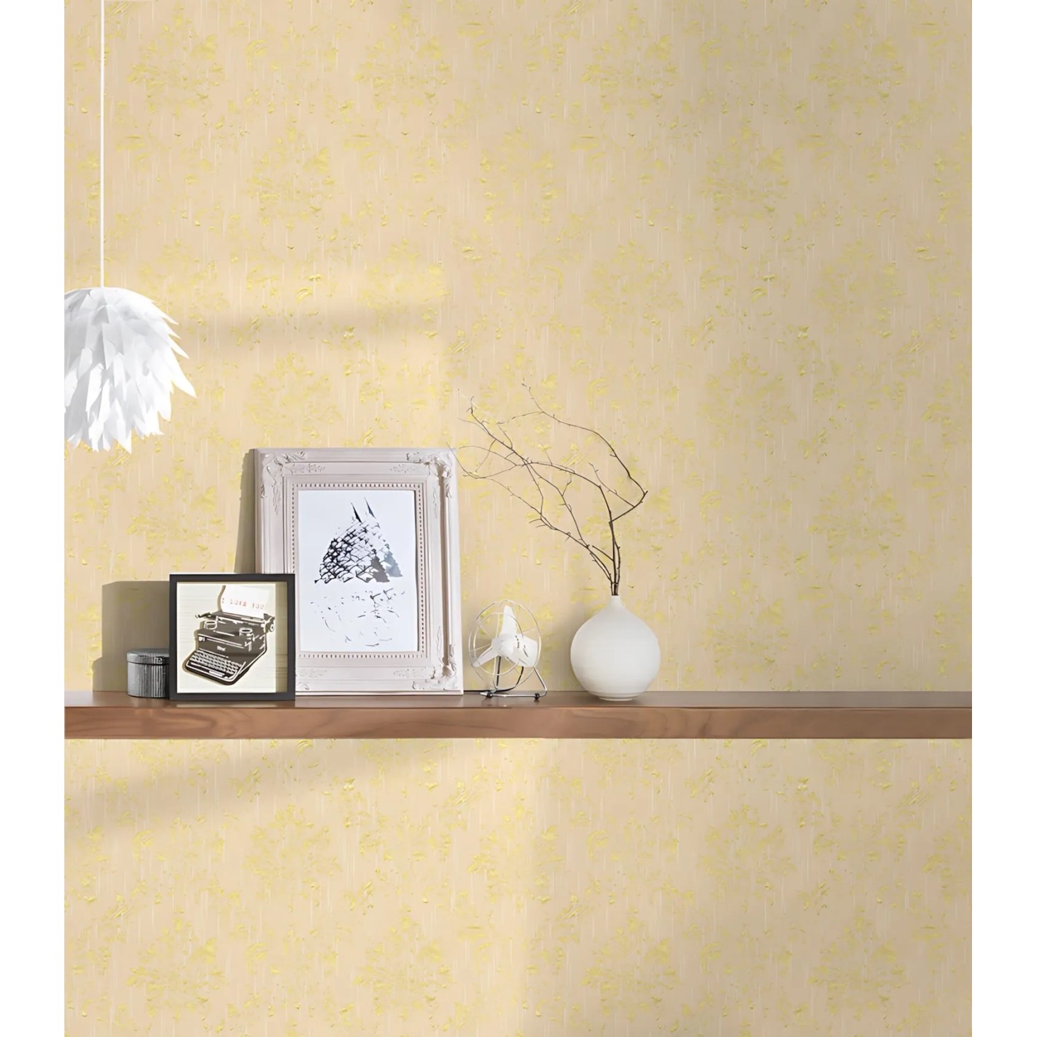Barock Tapete in Creme-Gold mit dezent schimmernden Ornamenten an einer Wand.