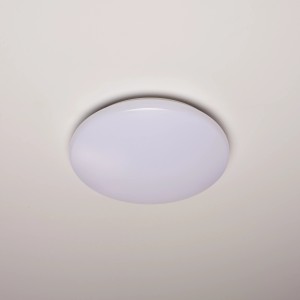 Runde, weiße LED-Deckenleuchte (Ø 30 cm) mit neutralweißem Licht an einer Decke.