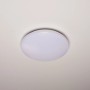 Runde, weiße LED-Deckenleuchte (Ø 30 cm) mit neutralweißem Licht an einer Decke.