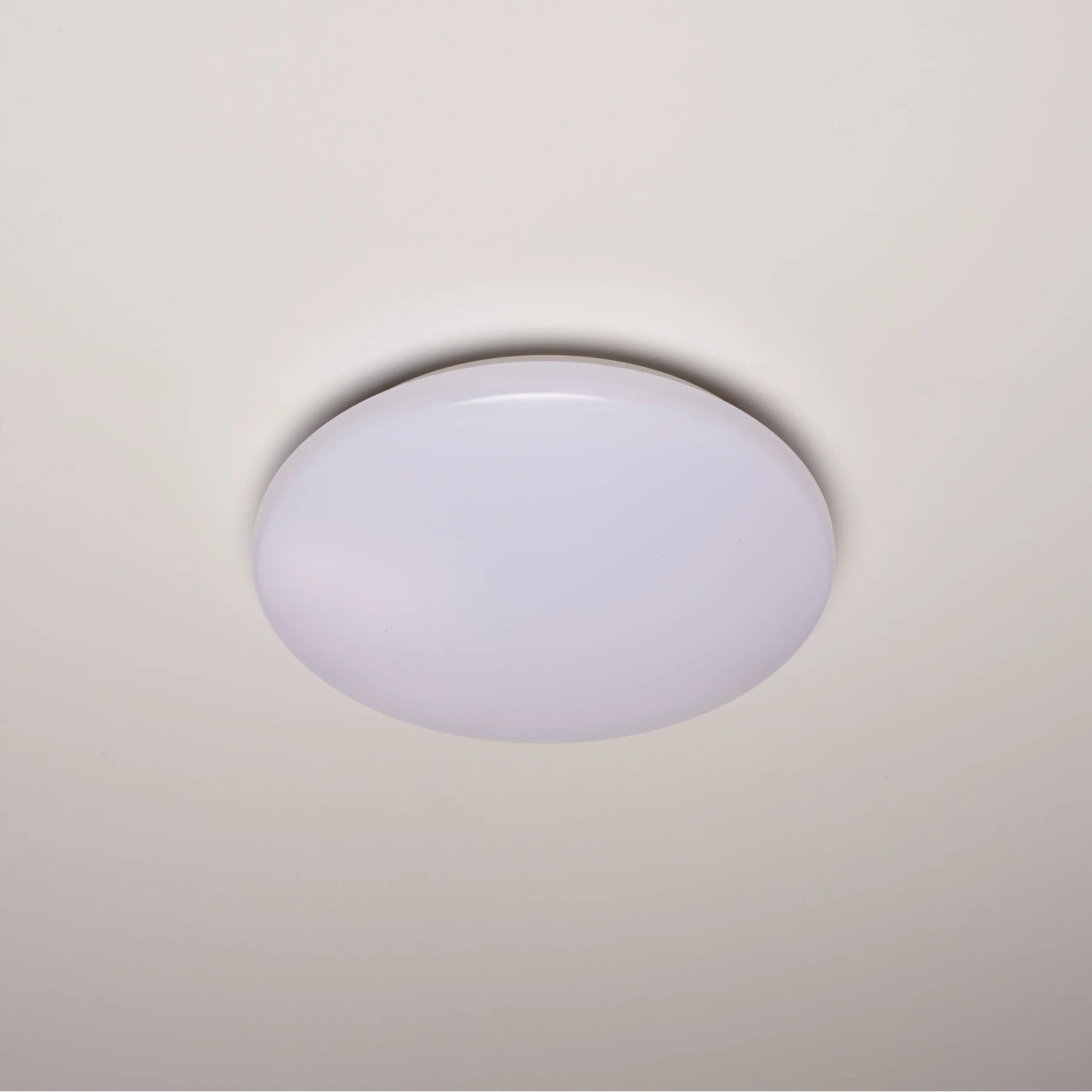 Runde, weiße LED-Deckenleuchte (Ø 30 cm) mit neutralweißem Licht an einer Decke.