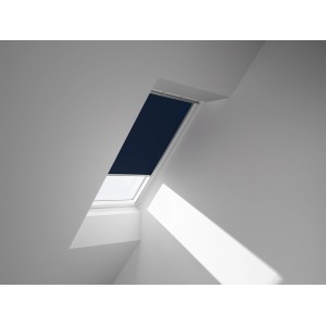 Velux Verdunkelungsrollo, manuell, blau, für Dachfenster. Sorgt für Dunkelheit.