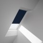 Velux Verdunkelungsrollo, manuell, blau, für Dachfenster. Sorgt für Dunkelheit.