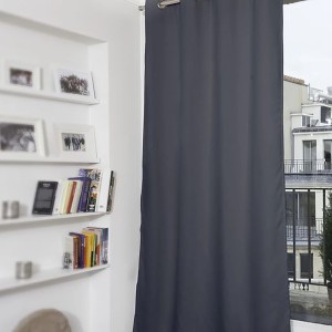 Dunkelgrauer Moondream Wärmeschutzvorhang Verdunklung, 140x260 cm, vor Fenster mit Regal.