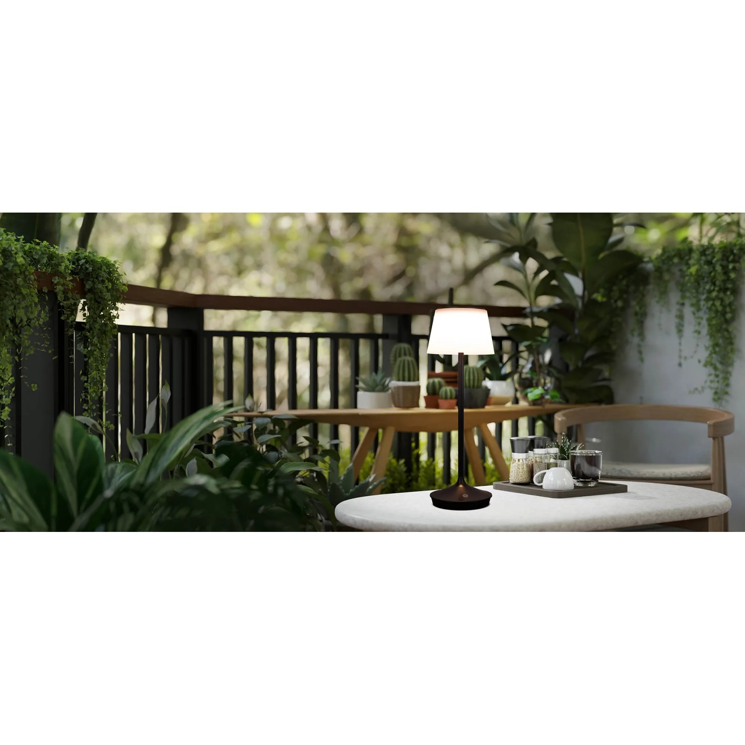 Schwarze LED Solar Tischleuchte Emmi (Ø 13cm) auf Gartentisch. Dimmbare Solar-Deko für Außen.