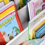 Detailaufnahme: Weißes Songmics Spielzeugregal mit Kinderbüchern in den Fächern.