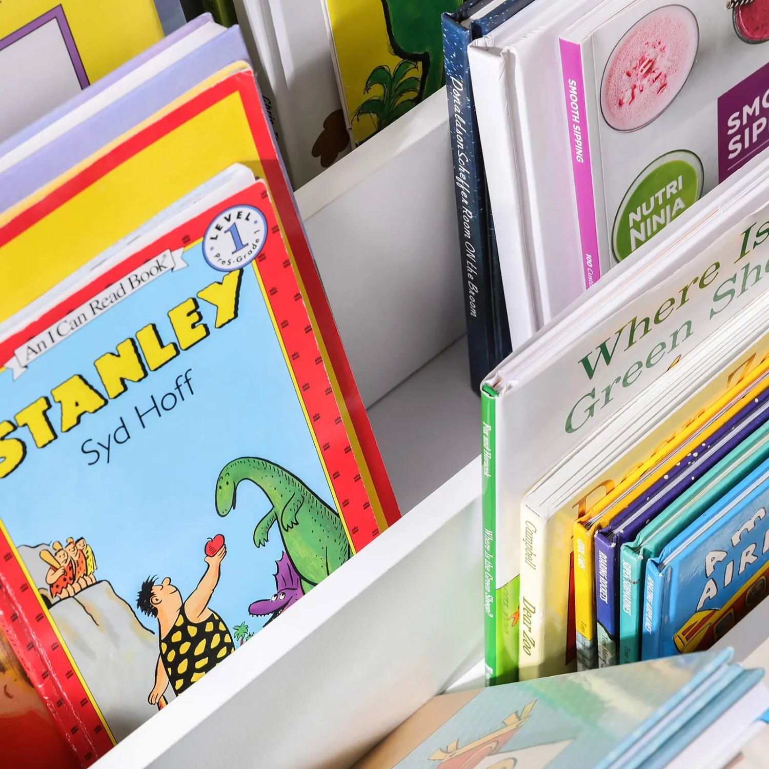 Detailaufnahme: Weißes Songmics Spielzeugregal mit Kinderbüchern in den Fächern.