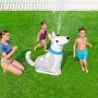 Bestway Wassersprinkler Happy Husky im Garten mit spielenden Kindern und Erwachsenen.