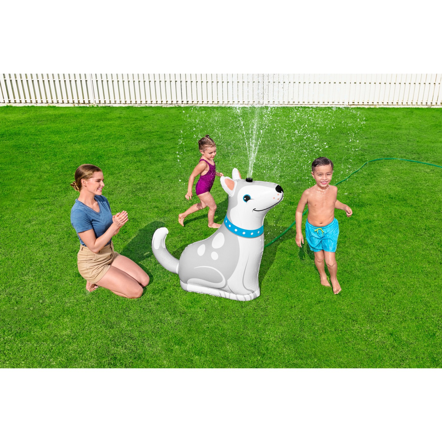 Bestway Wassersprinkler Happy Husky im Garten mit spielenden Kindern und Erwachsenen.