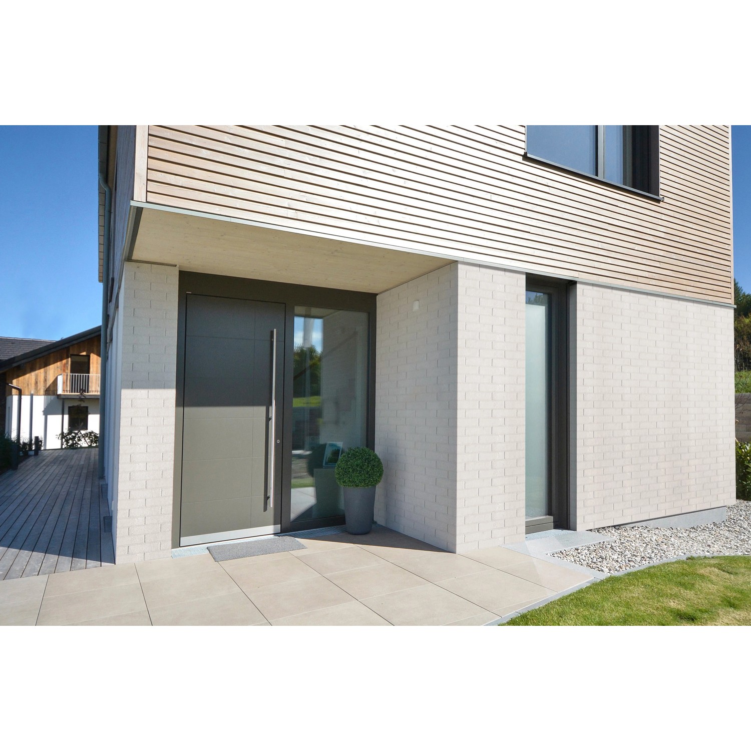 Hausfassade mit Elabrick Verblender Dover in Weiß, 7,1x24 cm. Naturgetreue Maueroptik.