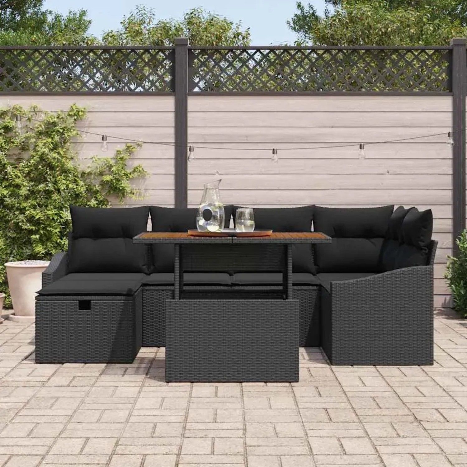 Schwarzes 7-teiliges vidaXL Garten-Sofa-Set aus Poly Rattan mit Tisch und Kissen.