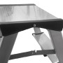 Detailaufnahme: Aluminium Stufenleiter mit zwei Stufen und Anti-Rutsch-Füßen.