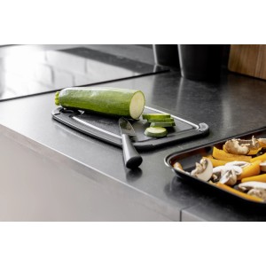 Wenko Gemüsemesser Ace mit Zucchini auf Schneidebrett, Küchenhelfer.