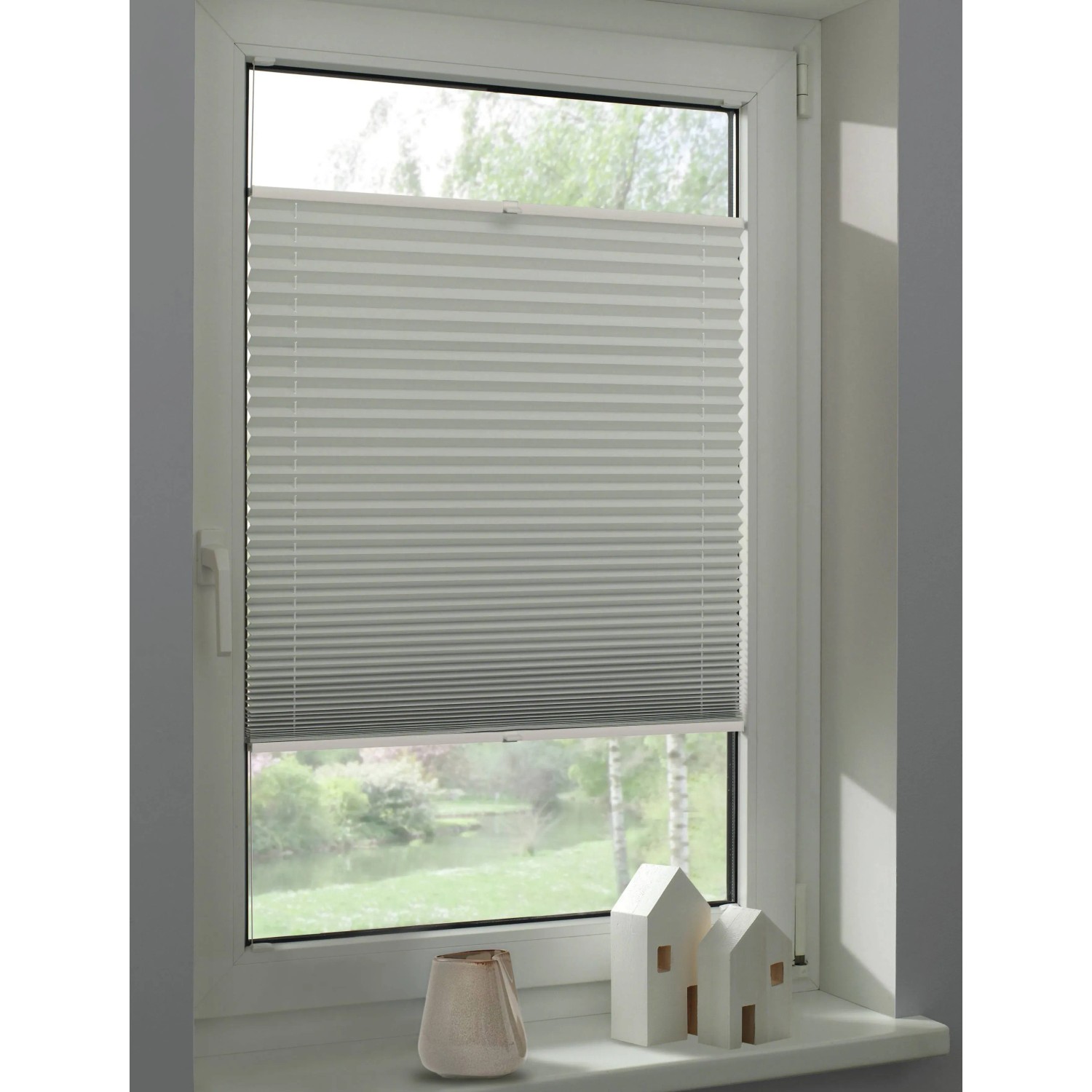 Weißes Schöner Wohnen Thermo-Plissee Ella (90x130 cm) am Fenster mit Dekoration.
