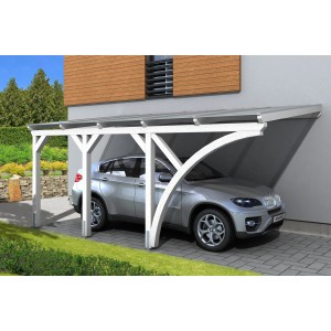 Weißer Skan Holz Carport Eifel mit Auto. Einzelcarport mit Doppelstegplatten und Leimholz-Konstruktion.