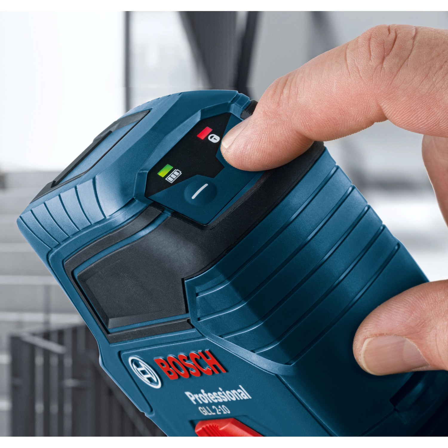 Nahaufnahme des Bosch Professional GLL 2-10 Kreuzlinienlasers in Benutzung.