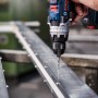 Bosch HSS-Spiralbohrer PointTeQ beim Bohren in Metall. Metallbohrer im Einsatz.
