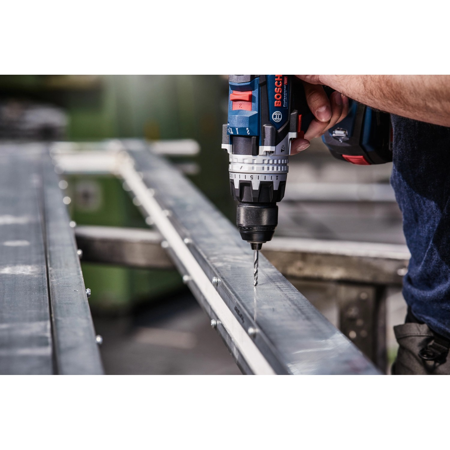 Bosch HSS-Spiralbohrer PointTeQ beim Bohren in Metall. Metallbohrer im Einsatz.