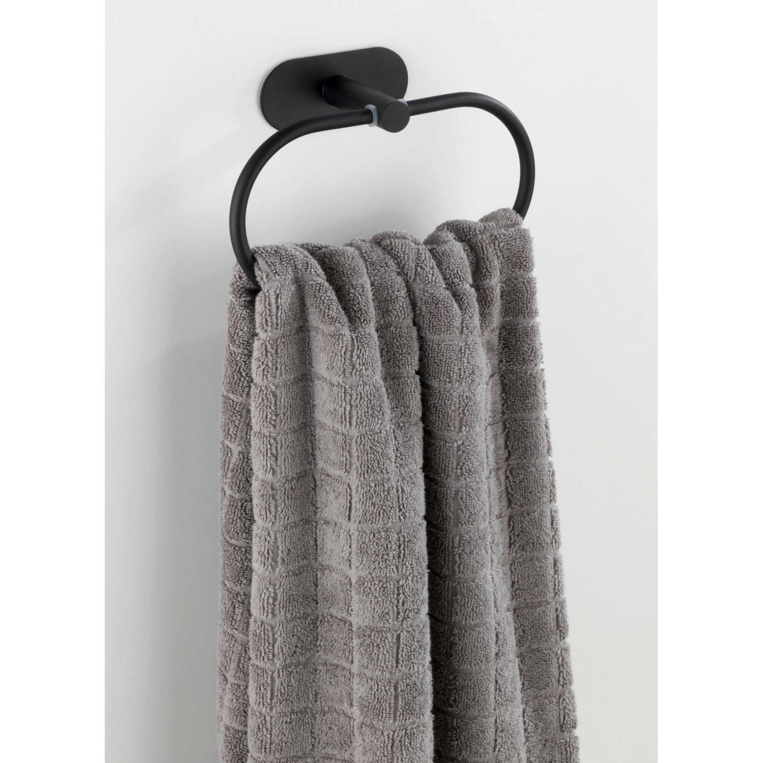 Wenko Handtuchring Orea Black mit Handtuch, Edelstahl, zur Wandmontage ohne Bohren.
