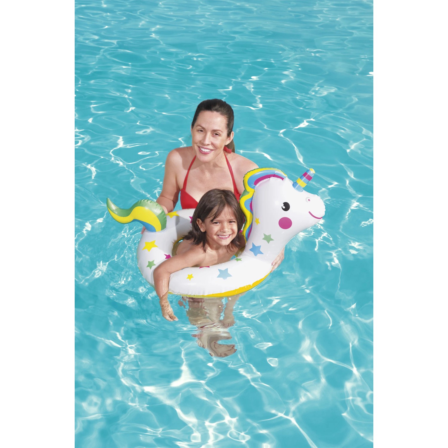 Mutter und Kind mit Bestway Schwimmring im Tierdesign Einhorn im Pool.