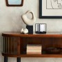 Näve Tischleuchte Beta, weiße Design-Tischlampe mit Textilschirm auf einem Sideboard.