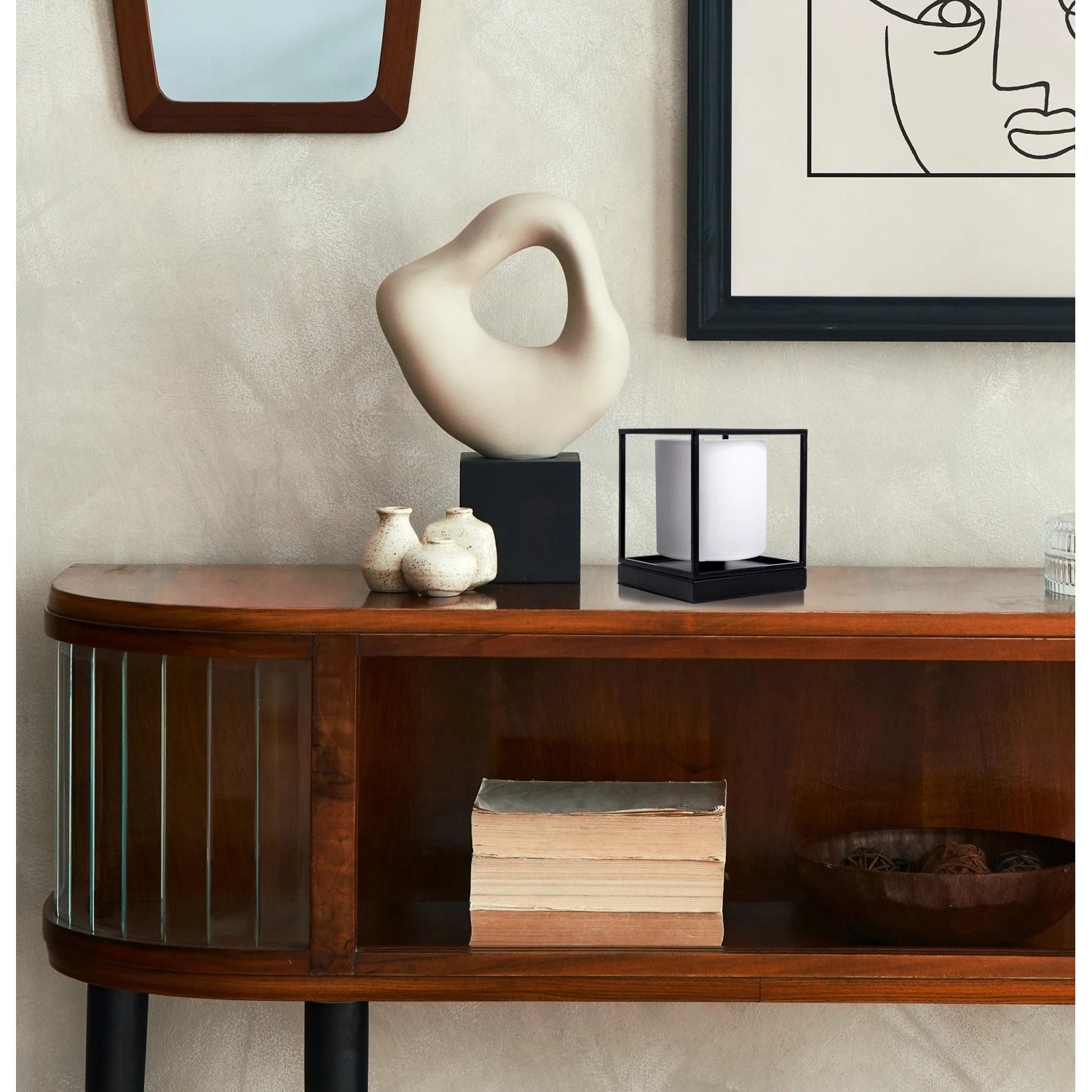 Näve Tischleuchte Beta, weiße Design-Tischlampe mit Textilschirm auf einem Sideboard.